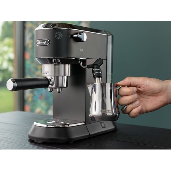 Кофеварка DeLonghi EC685.BK