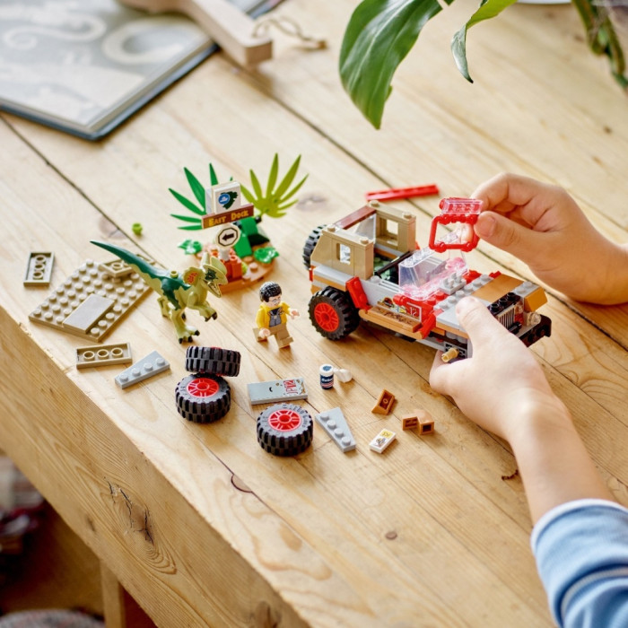 Конструктор LEGO Засада Дилофозавра, деталей 211 шт