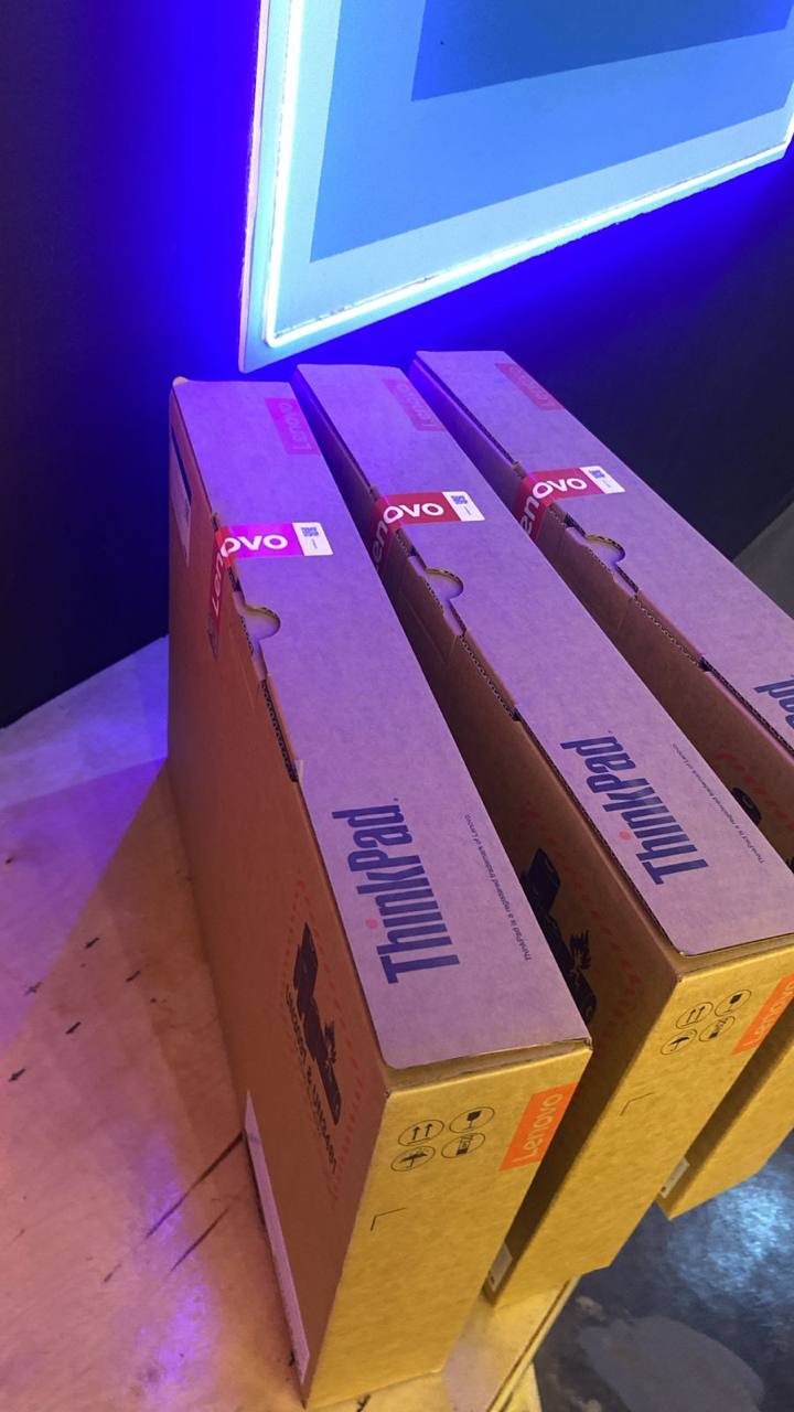 Коробки ThinkPad перед передачей в корпоративный проект