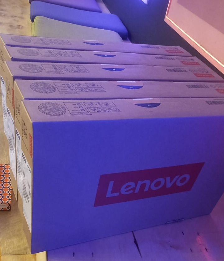 Ноутбуки Lenovo в фирменной упаковке перед поставкой